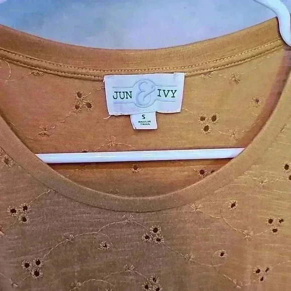 Jun&Ivy Francesca's Women's Small T-shirt Mustard Yellow Trailing Flower Eyelett - Picture 2 of 7